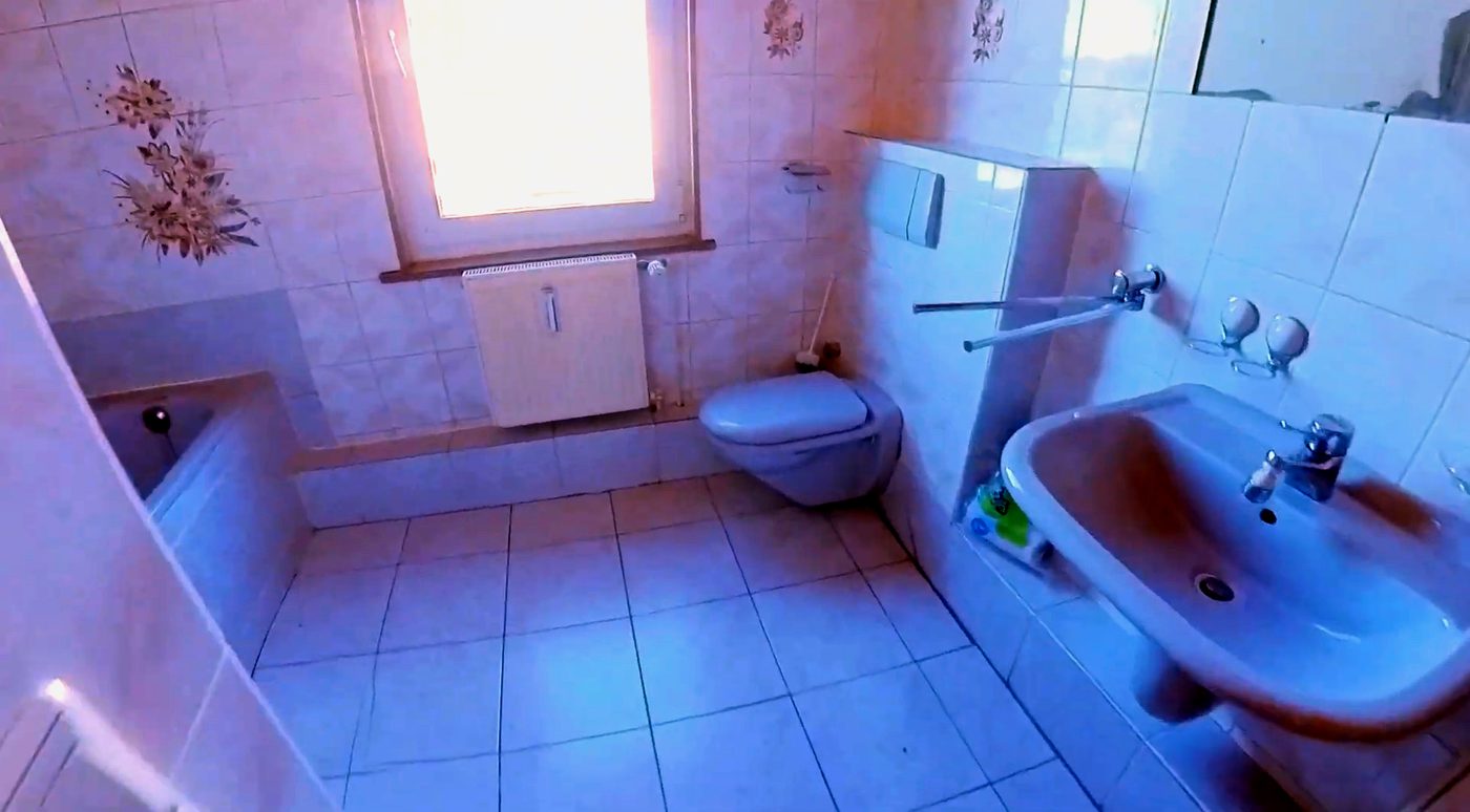 Gefliestes Badezimmer mit Wanne und WC